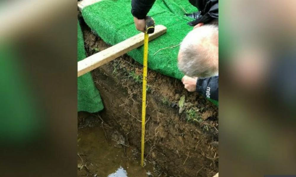 Ιερέας δεν άφηνε 98χρονο 2 ώρες να ταφεί... λόγω του βάθους του λάκκου